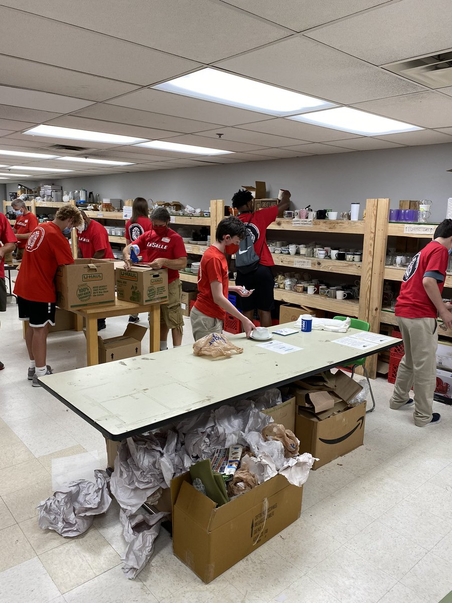 LaSallePride's tweet photo. Freshmen, dads and friends volunteered with many local nonprofits for our first Freshman Day of Renewal. #calledtoserve #FDR1 #LJIOH https://t.co/P0SMNcbPWT
