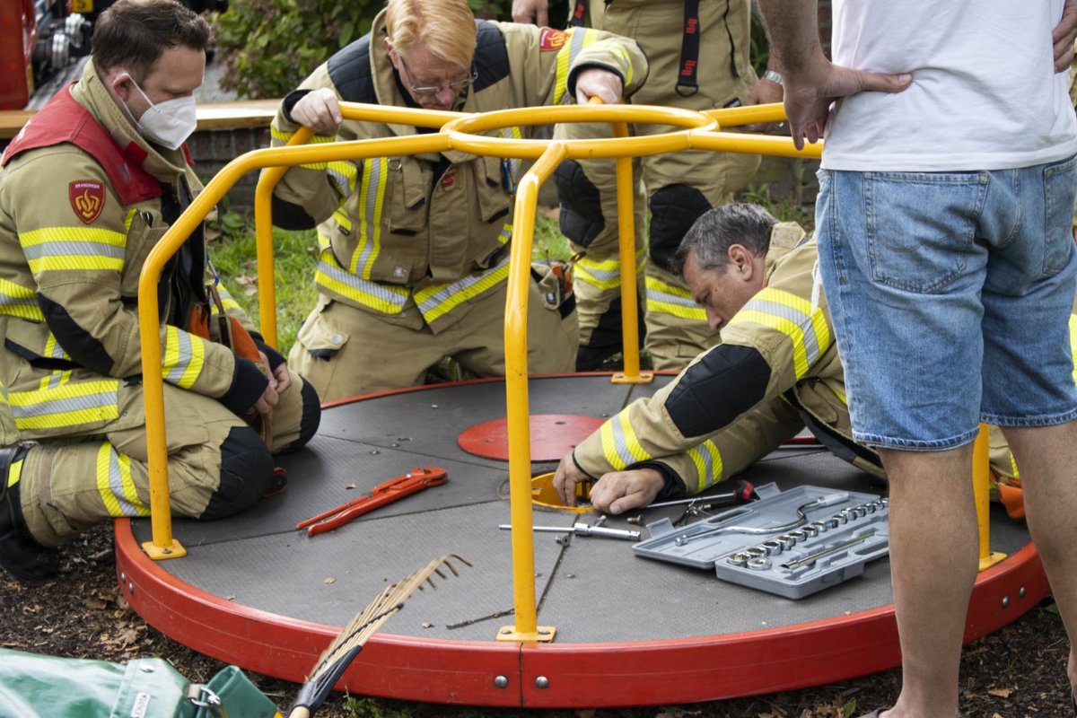 Brandweer redt cavia uit speeltoestel