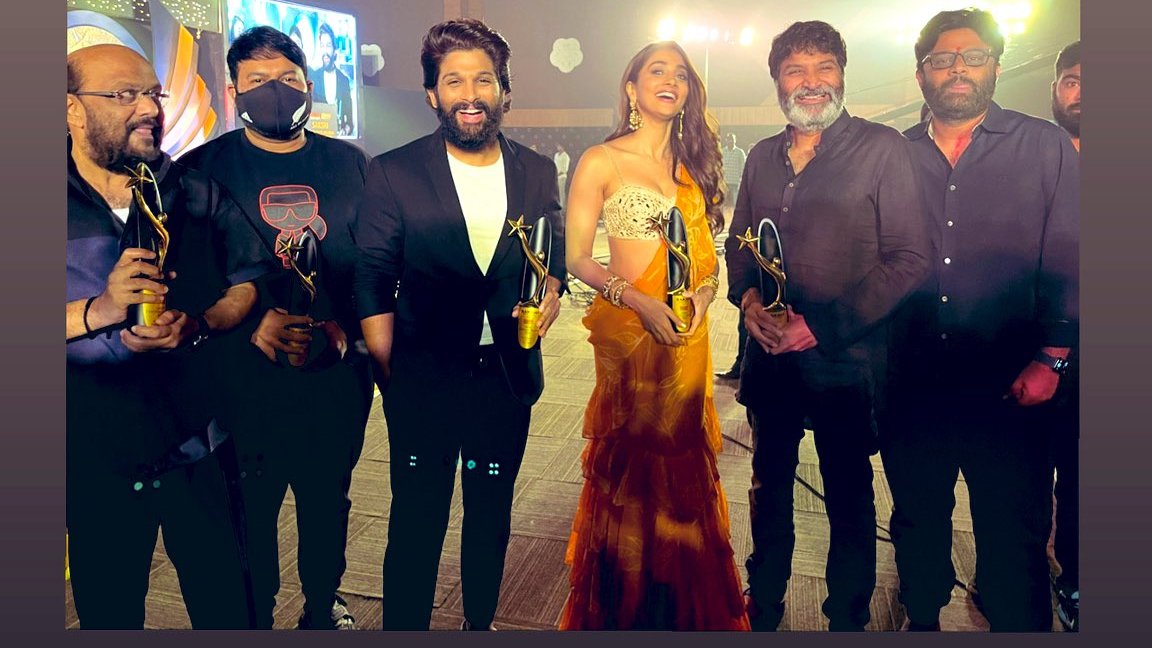 T2BLive's tweet photo. #AlaVaikunthapurramuloo 
 won 5 Sakshi Awards

Best Actor
Best Actress
Best Director
Best Music Director
Best Film https://t.co/GUkIVY55dK