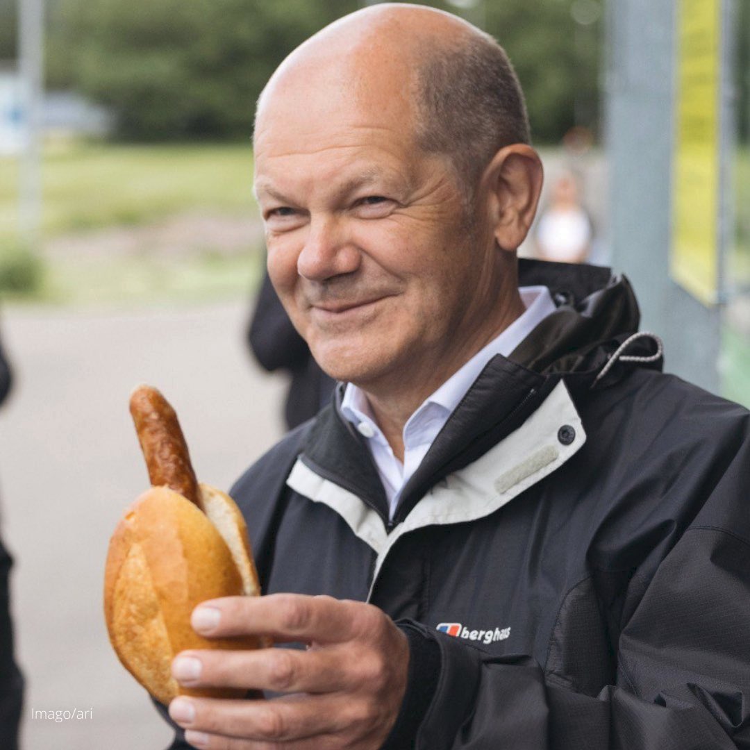 novotny_l's tweet photo. Kdo si v 🇩🇪 nedá fotku s 🌭 bratwurstem, ten jako by v politice nic nebyl 😉 https://t.co/onHlkNI5aF
