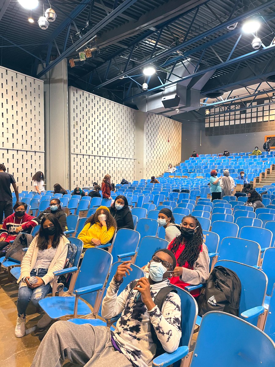 Class of 2025 pizza lunch? Yes, please! The first of many great times together, as we build our ninth grade community and work towards #FreshmanSuccess! #BeElite #TheLionWay <a href="/ColsCitySchools/">Columbus City Schools</a> <a href="/OHEducation/">OH Dept of Ed and Workforce</a>