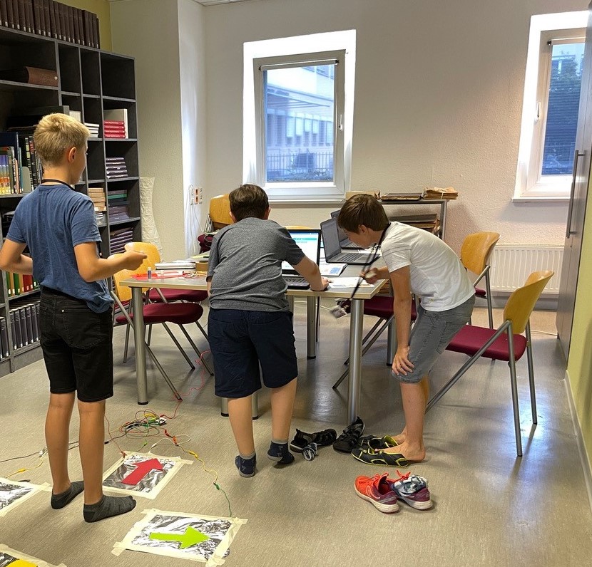 bibverband's tweet photo. Noch bis zum 31. Oktober können beim dbv-Projekt #TotalDigital! Anträge gestellen werden! Gefördert werden Projekte für Kinder und Jugendliche, bei denen die digitale Lese- und #Medienkompetenz im Mittelpunkt steht.
👉https://t.co/nF2A2Kkm8P https://t.co/87uLlXqKMB