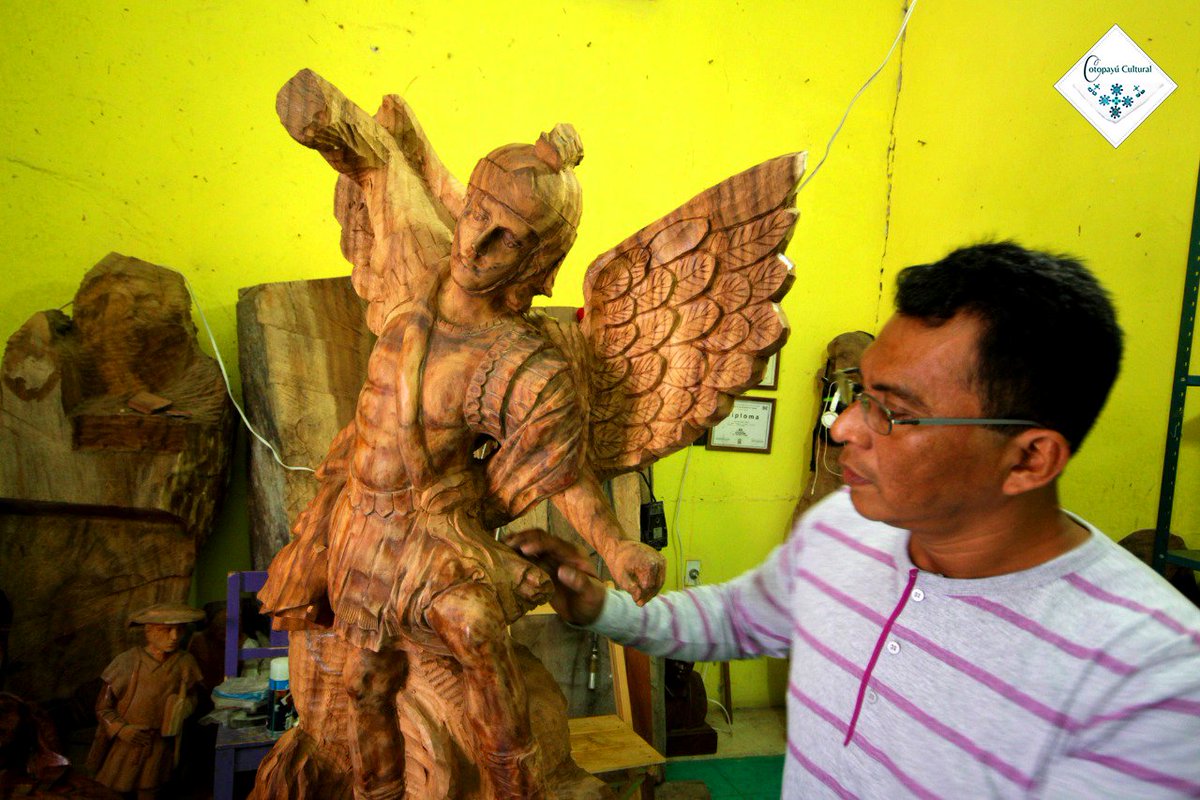 Con sus hábiles manos el artesano chiapacorceño, José Alberto González Montoya, se distingue por su gran producción en artesanías hechas en madera, para él es una oportunidad de crear piezas únicas que van desde el grabado anatómico hasta la popular.
📸René Arauxo 
#ChiapaDeCorzo