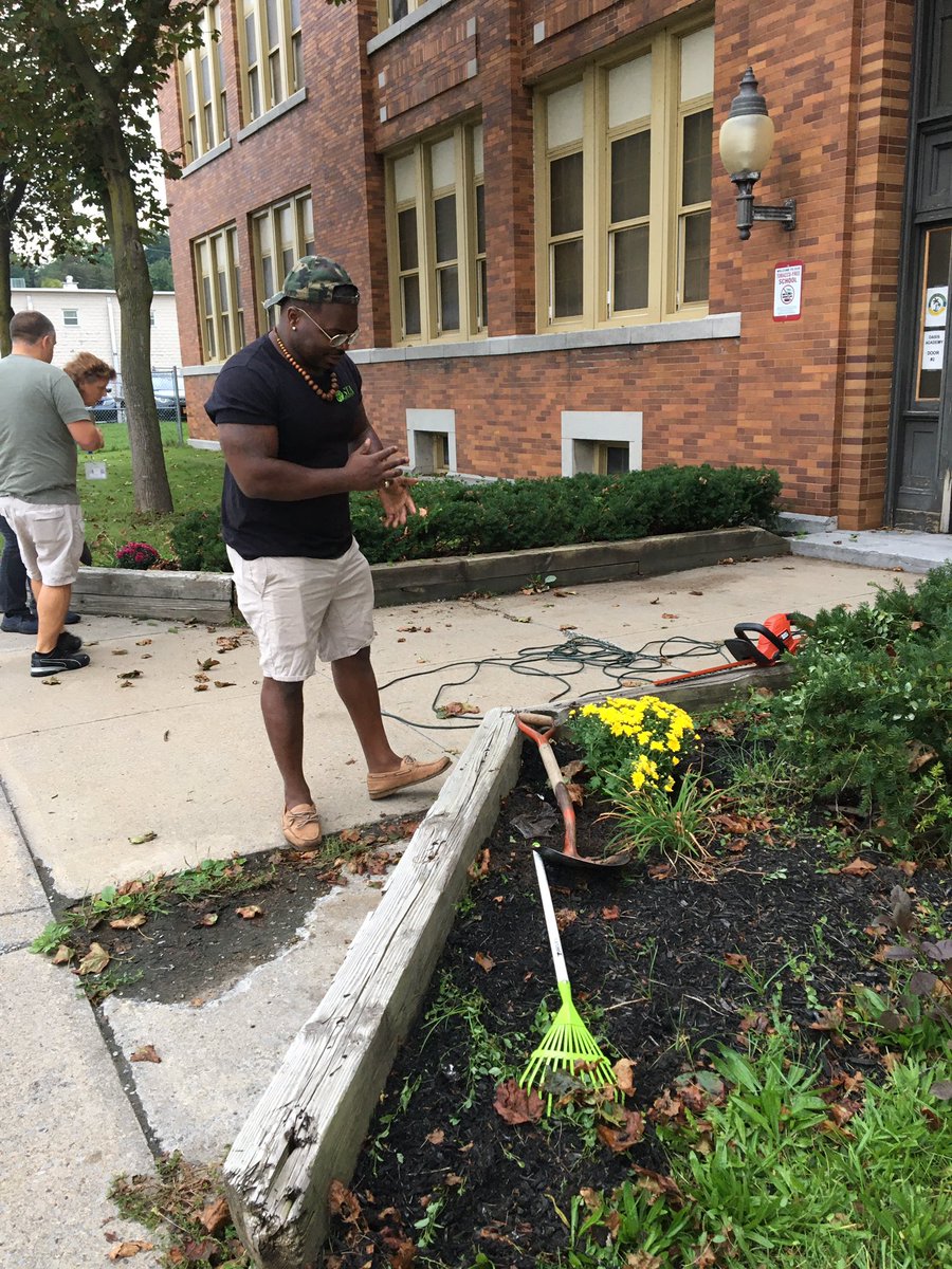 OasisSCSD's tweet photo. Wellness day! Thank you staff for great team work. The front of the school looks great! @OasisSCSD @SyracuseSchools https://t.co/3ecEURm0HD