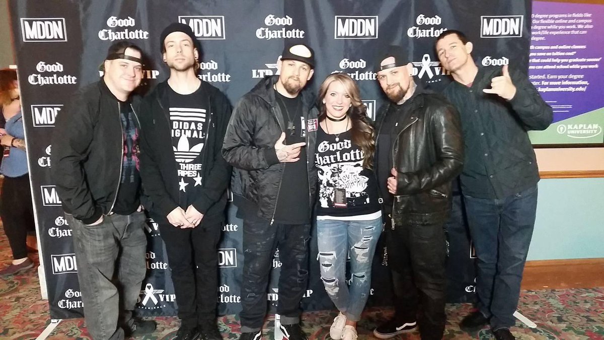 forpetersonsake's tweet photo. @JoelMadden my sister has been the biggest fan of y’all’s for her entire life. She just celebrated her 30th birthday and 29 was the shittiest year yet! Can we start 30 out right by giving her a shoutout?!?! You saved her from some really dark times! https://t.co/WhBSYpwVUM