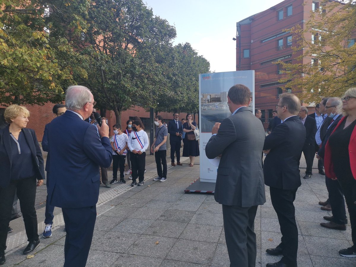 Prefet91's tweet photo. #Evenement | Le préfet, le président du @CDEssonne, le président de l'agglomération @grandparissud et le maire de @VilledEvryCourc inaugurent l'exposition "1971-1991: 20 ans au cœur de la ville nouvelle", célébrant les 50 ans de la cité administrative et les 30 ans de la mairie https://t.co/4JbvUedulc