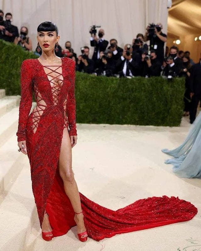 stylemxofficial's tweet photo. ROJO 🍒
Fue el color predominante de la #Metgala 2021 y ya lo hemos visto como tendencia en los #redcarpet anteriores

#metgala2021 #red #reddress #trending #trendingfashion #trends #trendalert #tendencias #mexico #fashionmagazine #stylemag #stylemagazine #moda #fashionlover https://t.co/hzNDFEitvX