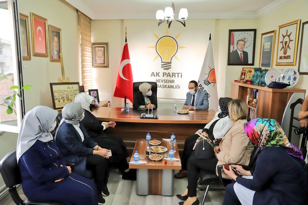 AKKADINGM's tweet photo. AK Parti Nevşehir📍 İl Başkanlığımızdayız.

Başkanımız Ayşe Keşir, İl Başkanımız Ali Kemikkıran'ı, İl Kadın Kolları Başkanımız Ayşe Bilgiç'i, İlçe Başkanlarımızı ve il teşkilatımızı ziyaret etti.

#KadınlarlaBüyükTürkiyeYolunda https://t.co/q7AfgaaLMS