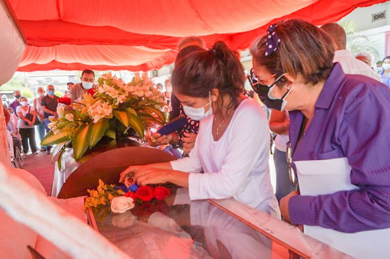 AlcaldiaSMarino's tweet photo. #17Sep El alcalde @FranciscoGpsuv, acompañado de la primera combatiente Mauris González, Concejales y equipo de trabajo, presidió los actos en homenaje póstumo al recientemente fallecido, exconcejal y exalcalde de la jurisdicción marinera, Eligio del Valle Hernández. #EpaVacúnate https://t.co/3COJa9K0kZ