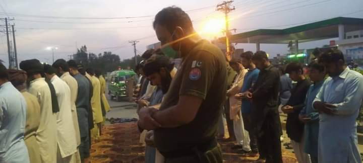 zanELAHI's tweet photo. TLP Protestors and police praying togather.
Nowhere except Pakistan.
#PakistanIsSafeforEveryone
#PakistanCricket
#PakistanIsSafeZone
#PakistanIsSafeForCricket
#PakistanZindabad
#PakSafeAndProudCountry
#PAKvNZ
#Cricket
#ramizraja
#ShameOnBlackCaps https://t.co/FLcHpN4l0M