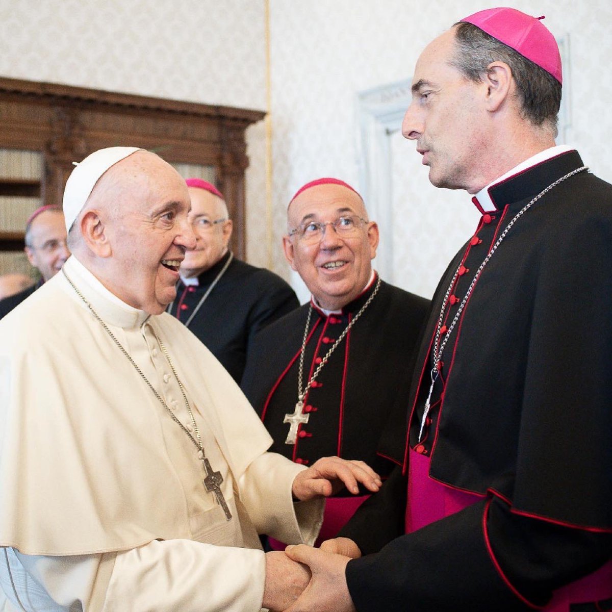 Visite « Ad limina » au Saint-Siège. Rencontre entre Mgr François Bustillo et le Pape François. 🇻🇦🙏🏼
#eglisecatholiquedecorse #dioceseajaccio #vatican #papefrancois <a href="/Pontifex_fr/">Pape Léon XIV</a>