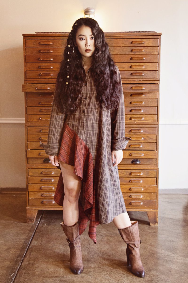 NaborsShoes's tweet image. Beautiful leather in a handcrafted antiqued finish creates a well-worn silhouette full of character in this unique mid-calf boot from #DibaTrue. Create a sleek look by securing the snap closure and adjusting the buckle.
#NaborsShoeCenter #NextDoorNabors #TheShoeDog