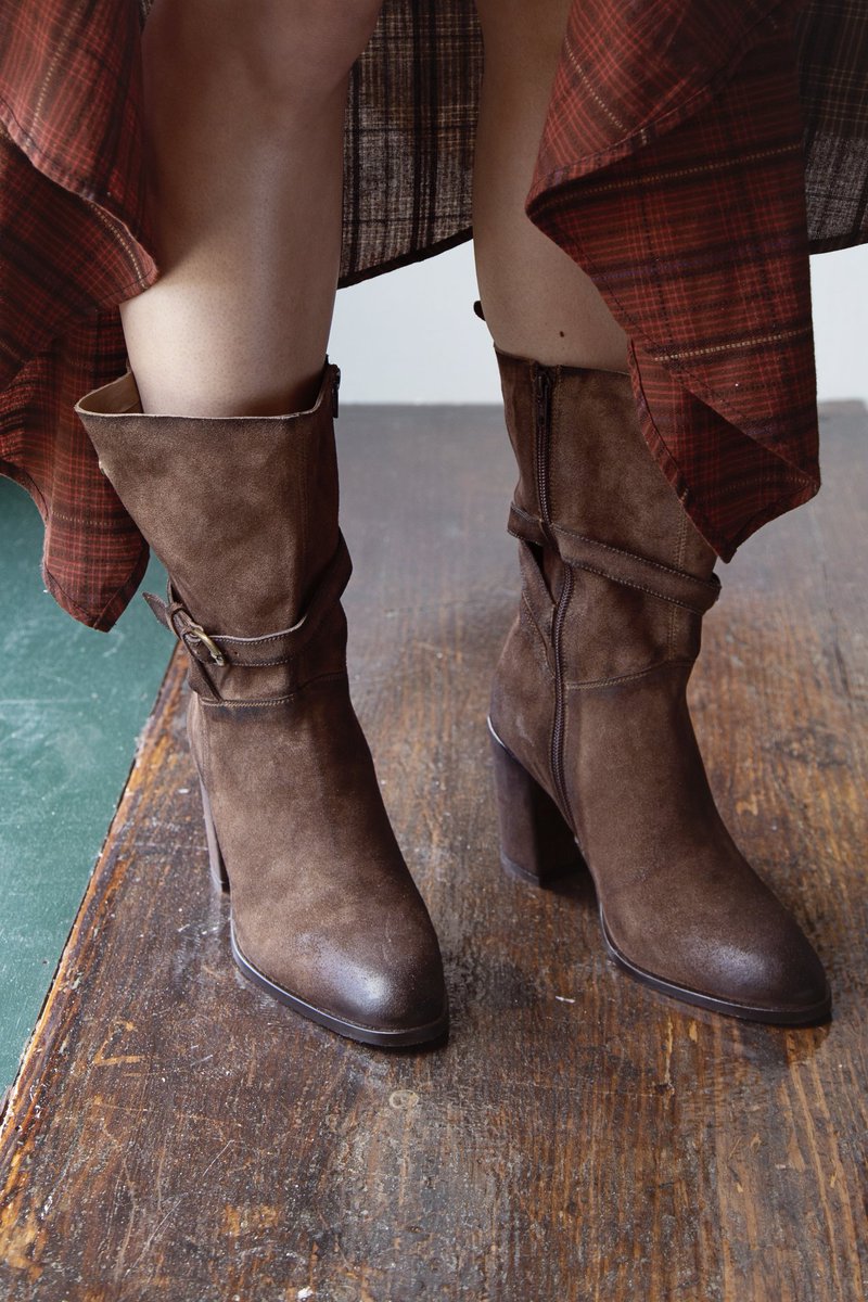 NaborsShoes's tweet image. Beautiful leather in a handcrafted antiqued finish creates a well-worn silhouette full of character in this unique mid-calf boot from #DibaTrue. Create a sleek look by securing the snap closure and adjusting the buckle.
#NaborsShoeCenter #NextDoorNabors #TheShoeDog