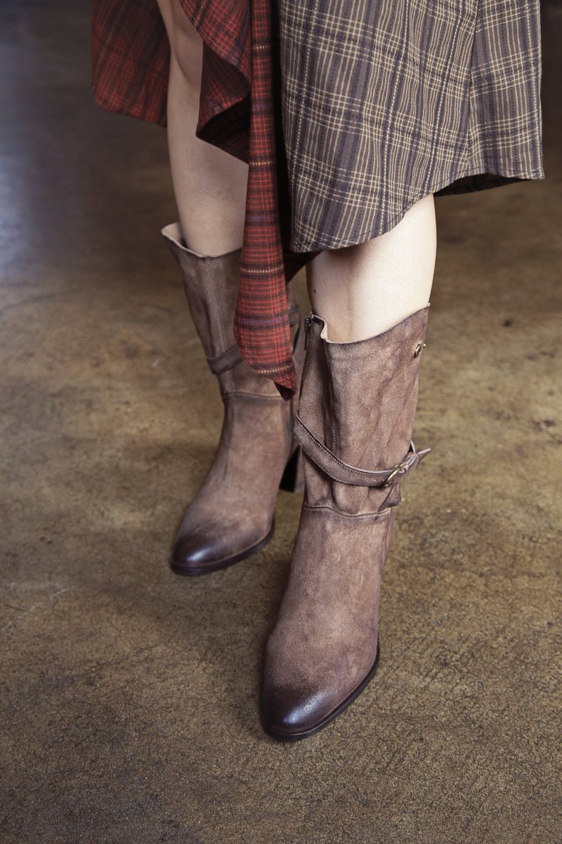NaborsShoes's tweet image. Beautiful leather in a handcrafted antiqued finish creates a well-worn silhouette full of character in this unique mid-calf boot from #DibaTrue. Create a sleek look by securing the snap closure and adjusting the buckle.
#NaborsShoeCenter #NextDoorNabors #TheShoeDog