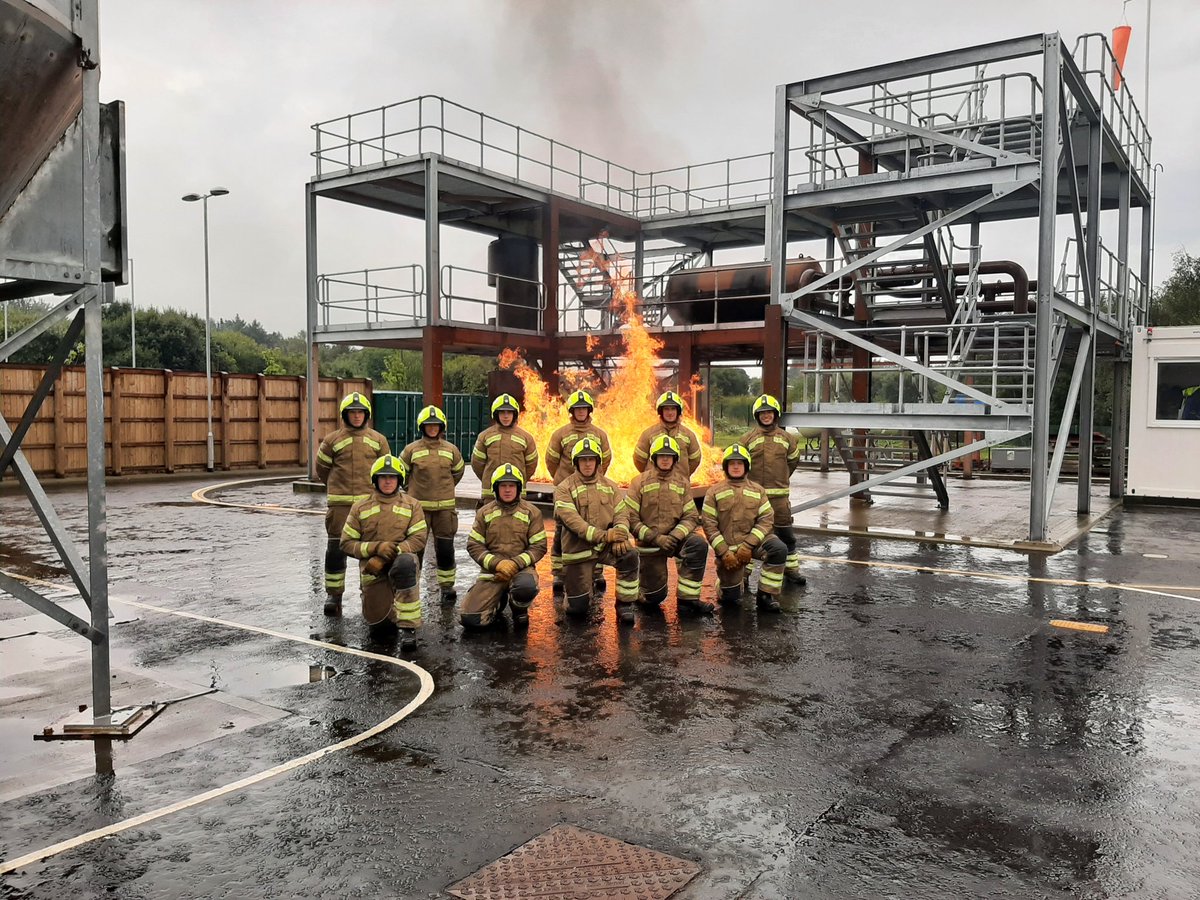 Congratulations to the 11 new Firefighters that have graduated from course T5/21. They will now serve across Scotland assisting in keeping their Communities Safe. Thank-you to @FireScot_Chief for presenting their Scrolls.
Well done T5/21 #SFRS