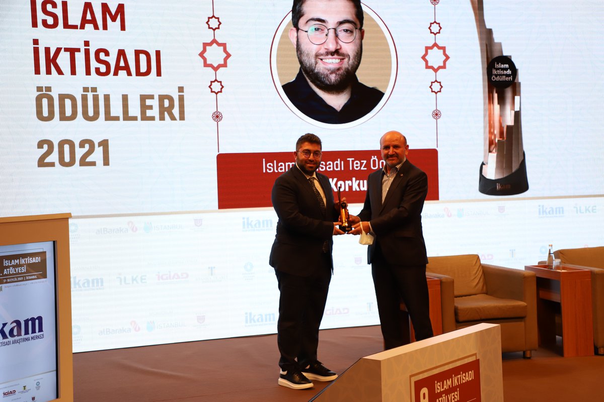ikamorgtr's tweet photo. Cem Korkut'a verilen İslam İktisadı Tez Ödülünü Prof. Dr. Mehmet Bulut takdim etti. #IEW9 https://t.co/Oq1Ib5oWJc