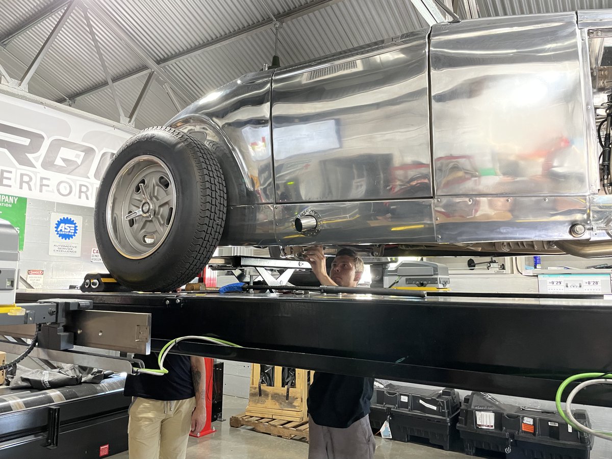 torqqe's tweet photo. This amazing roadster took 3 years and 4,000 hours to build by hand. The entire body is made out of aluminum, first gen hemi, 5 speed manual transmission, and a Ford 9". Built and desiged by one determined craftsman in his personal shop space, we are floored with quality. https://t.co/6DOtirTZqD