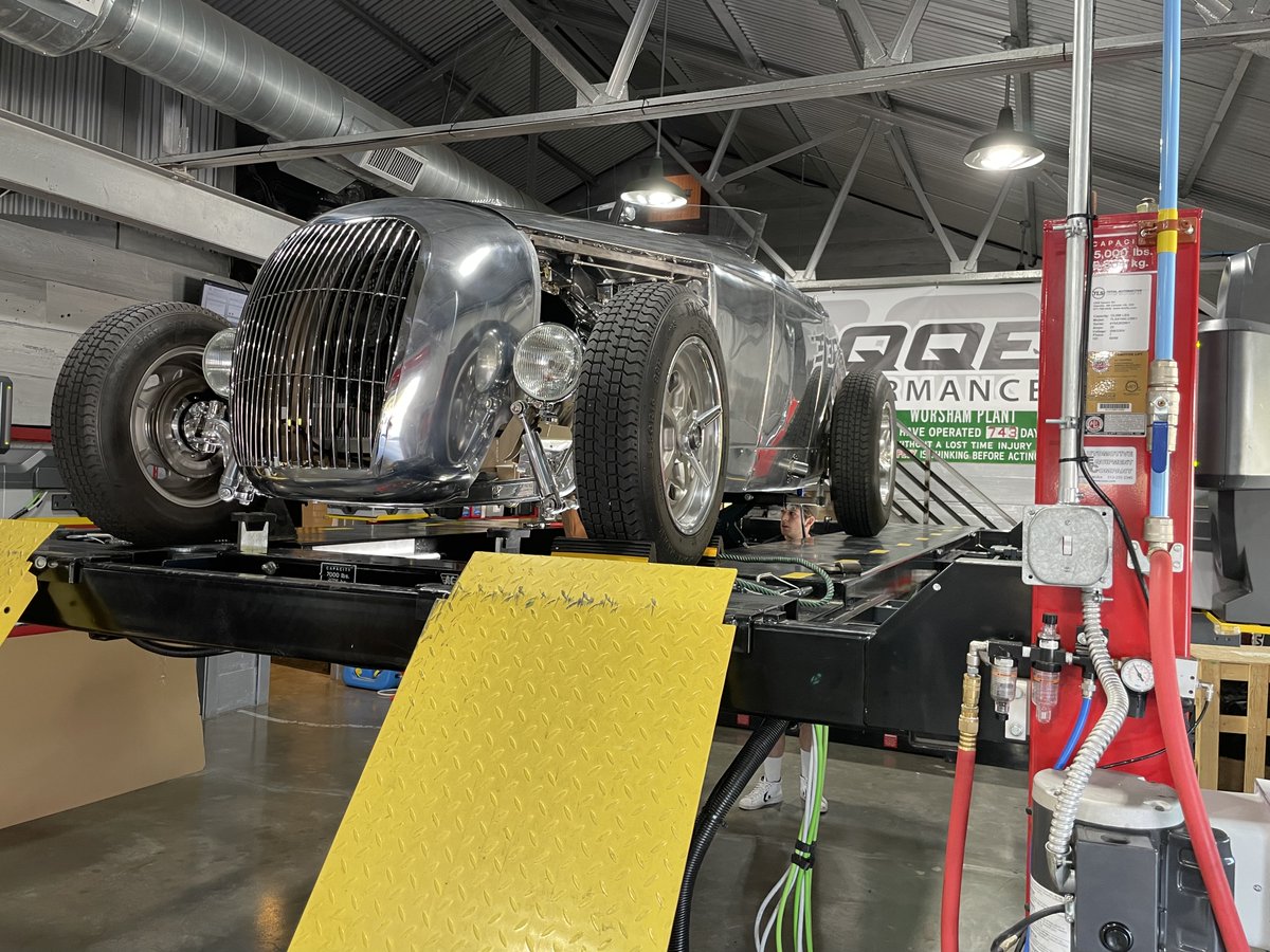 torqqe's tweet photo. This amazing roadster took 3 years and 4,000 hours to build by hand. The entire body is made out of aluminum, first gen hemi, 5 speed manual transmission, and a Ford 9". Built and desiged by one determined craftsman in his personal shop space, we are floored with quality. https://t.co/6DOtirTZqD