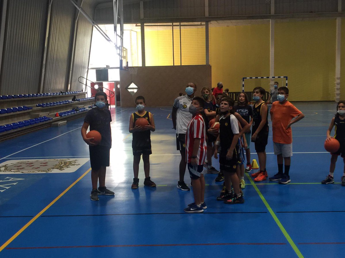 CBJairis's tweet photo. 𝗟𝗙 𝗖𝗛𝗔𝗟𝗟𝗘𝗡𝗚𝗘 🏀 𝗣𝗥𝗘𝗧𝗘𝗠𝗣𝗢𝗥𝗔𝗗𝗔

🤚Camino del entrenamiento, @_keira34_ ha hecho una parada para estar un ratico junto con nuestros benjamines y alevines.

¡Los más peques han flipado con ella! 

#UnaFamiliaHistórica https://t.co/lMop0yO4DQ