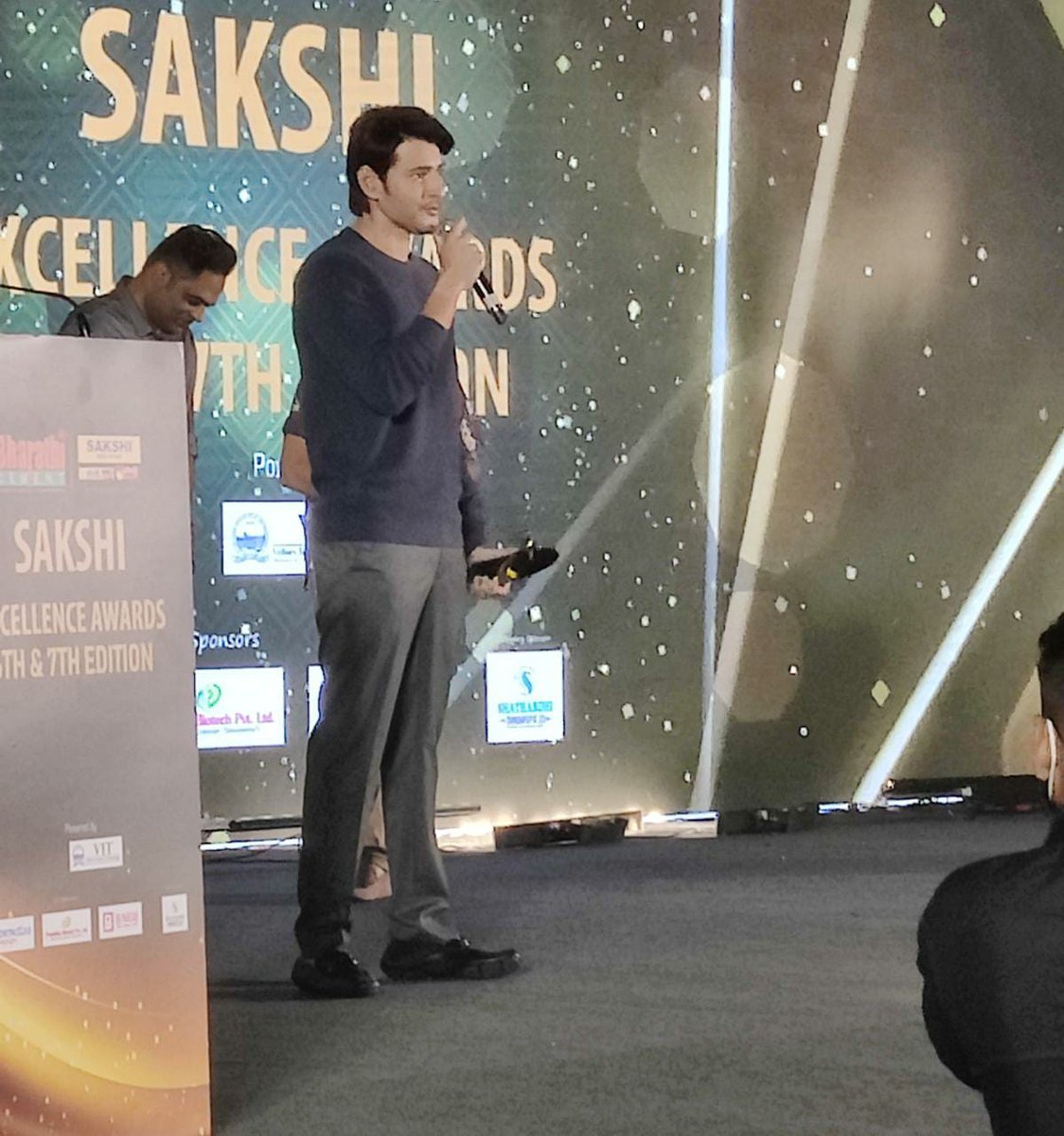 MaheshFanTrends's tweet photo. Superstar @urstrulyMahesh has been awarded as the BEST ACTOR MALE at Sakshi Excellence awards for the film #Maharshi 👌 https://t.co/DTuzScMopV