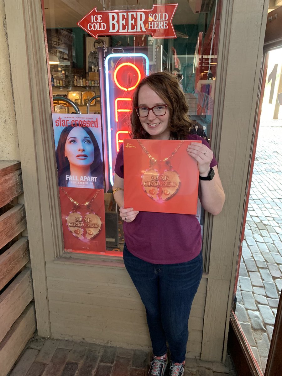 BeckyDarling555's tweet photo. @Chief_Records making my dreams come true again with @KaceyMusgraves #StarCrossedVinyl and I’m stoked!! #FortWorthStockyards #ChiefRecords #KaceyMusgraves 💔💔 https://t.co/gIp6xP2OUr
