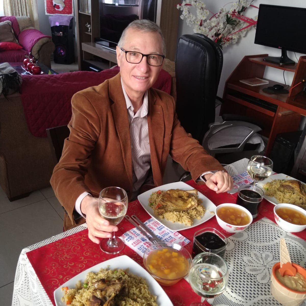 Que verguenza lo que pasa en el congreso.......aprueban herramientas para debilitar a los partidos politicos y a la democracia.....ahora cualquiera puede ser candidato de un partido, solamente se necesita tener plata como cancha/////jajajaja