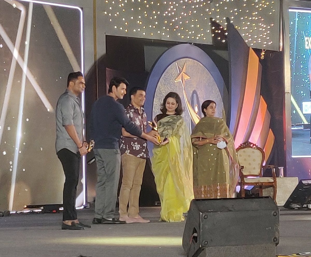 SSMBSpace's tweet photo. The Inspiring Tale Maharshi has garned BIG at Sakshi Excellence awards 🏆

Best Actor - @urstrulyMahesh 
Best Director - @directorvamshi 
Best Film - #Maharshi https://t.co/FAfhnhrCPP