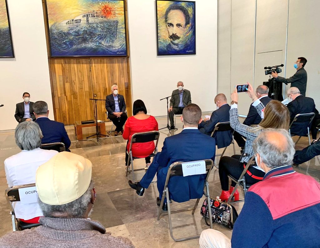 BrunoRguezP's tweet photo. En intercambio con cubanos residentes en México, Pdte @DiazCanelB transmitió agradecimiento del pueblo🇨🇺 por contribución a enfrentamiento a #Covid19. Se ratificó carácter continuo e irreversible del proceso de fortalecimiento de lazos entre #Cuba y sus nacionales en el exterior. https://t.co/wS9J3PIrab
