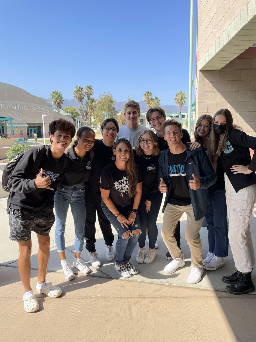 Gotta represent my seniors!! Class of 2022! 🖤 Thanks to my class officers for reppin’ with me!! #shsstaffspirit