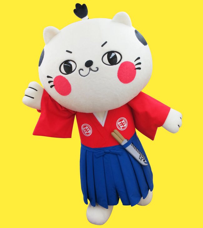 mondomascots's tweet photo. Dandori-nya, a wandering samurai cat who likes cooking, promotes Dandori Jōzu processed fish fillets. https://t.co/A71uZ3tHi4