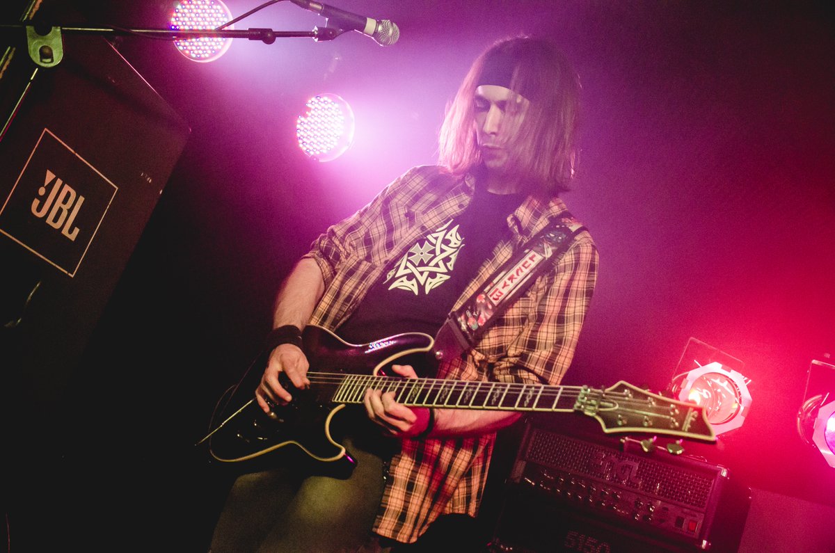 Hoy Jacob quiere deciros algo: "Hola chic@s, estamos trabajando mucho aunque todo va despacio. Sin embargo, tendremos nuevos conciertos y nuevos temas! Lo que debéis hacer es apoyar a la bandas, nunca dejéis de hacerlo pues de vosotros dependen nuestros sueños. ¡Seguimos!" 🔥🔥🔥