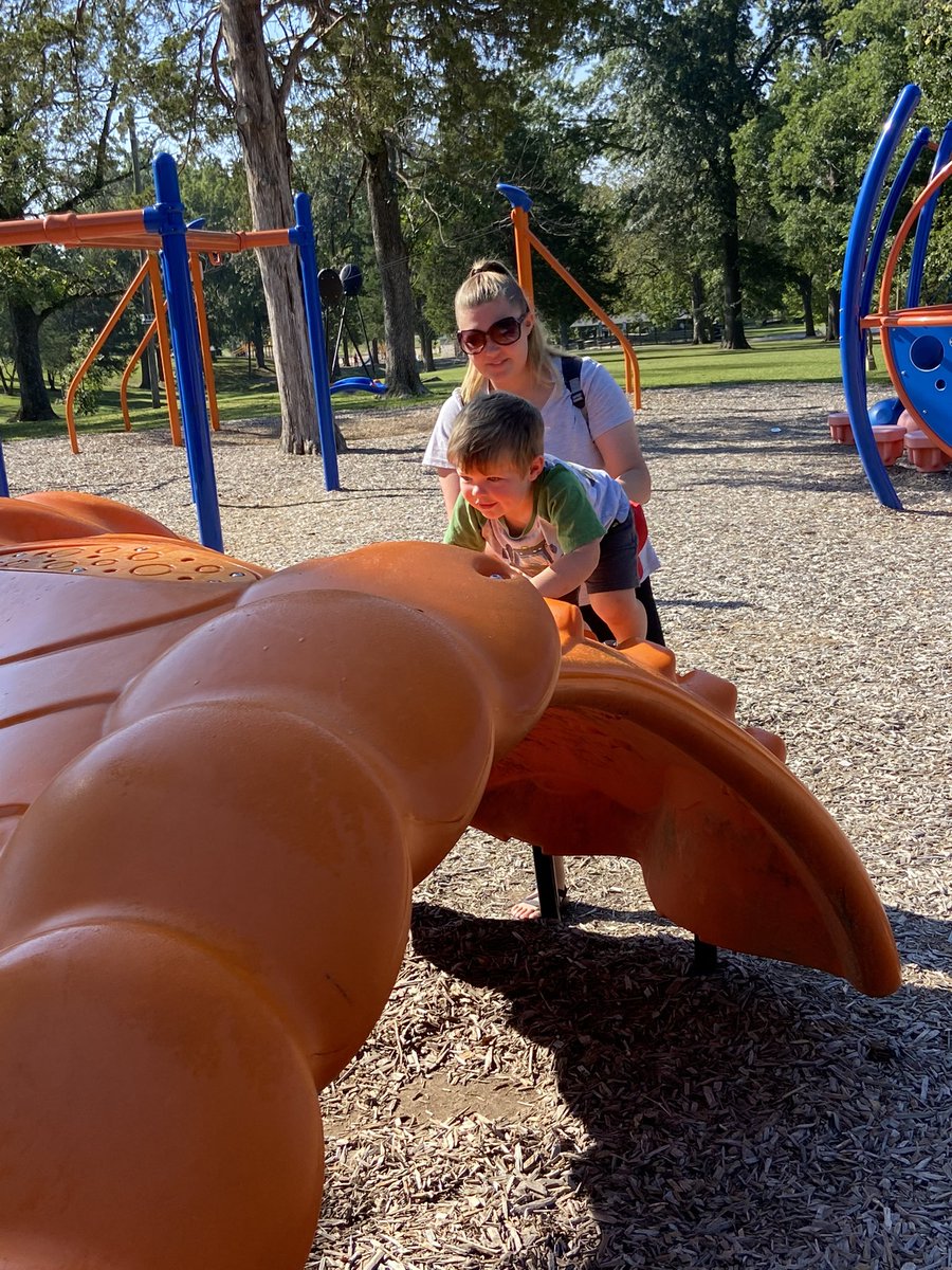 emily_knipe's tweet photo. Perfect weather for a Group Connection at the park this morning! #fecchornets #parentsasteachers #groupconnection https://t.co/UpiL1ehBsQ