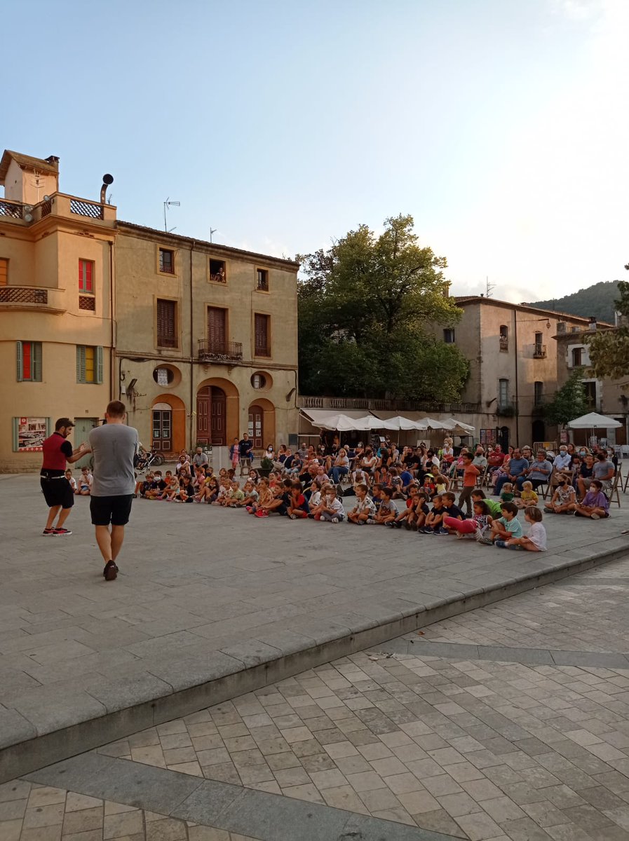 lluisguino's tweet photo. Espectacle infantil al Prat de Sant Pere #Besalú #FMajor #FestaMajor https://t.co/IxkUcVBmXD