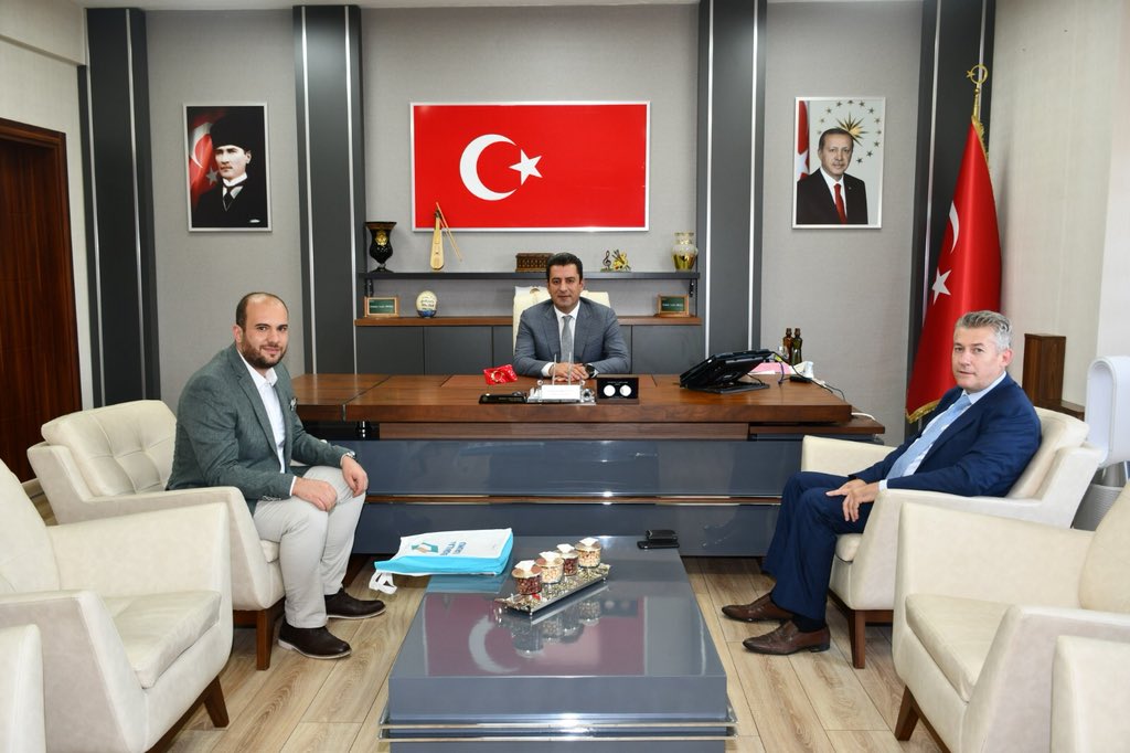 Basın İlan Kurumu Sakarya Şube Müdürlüğü olarak Sakarya Milli Eğitim Müdürlüğü görevine atanan Ebubekir Sıddık Savaşçı’ya hayırlı olsun ziyareti gerçekleştirdik. Sayın Savaşçı’ya görevinde başarılar diledik. Nazik evsahipliği için teşekkür ederiz.