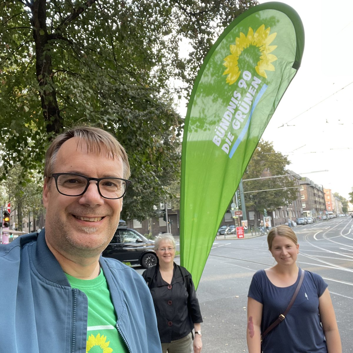 Heute zum Ausklang des Tages noch kräftig Flyer verteilt, gute Laune verbreitet und für eine bessere, mutige Politik geworben. #düsseldorf #karolingerplatz #bilk #bereitweilihresseid #AnnalenaBaerbock #gruene <a href="/grueneddorf/">GRÜNE Düsseldorf</a> <a href="/gruene_bilk/">Grüne in Bilk</a> <a href="/SaraNanni/">Sara Nanni</a>