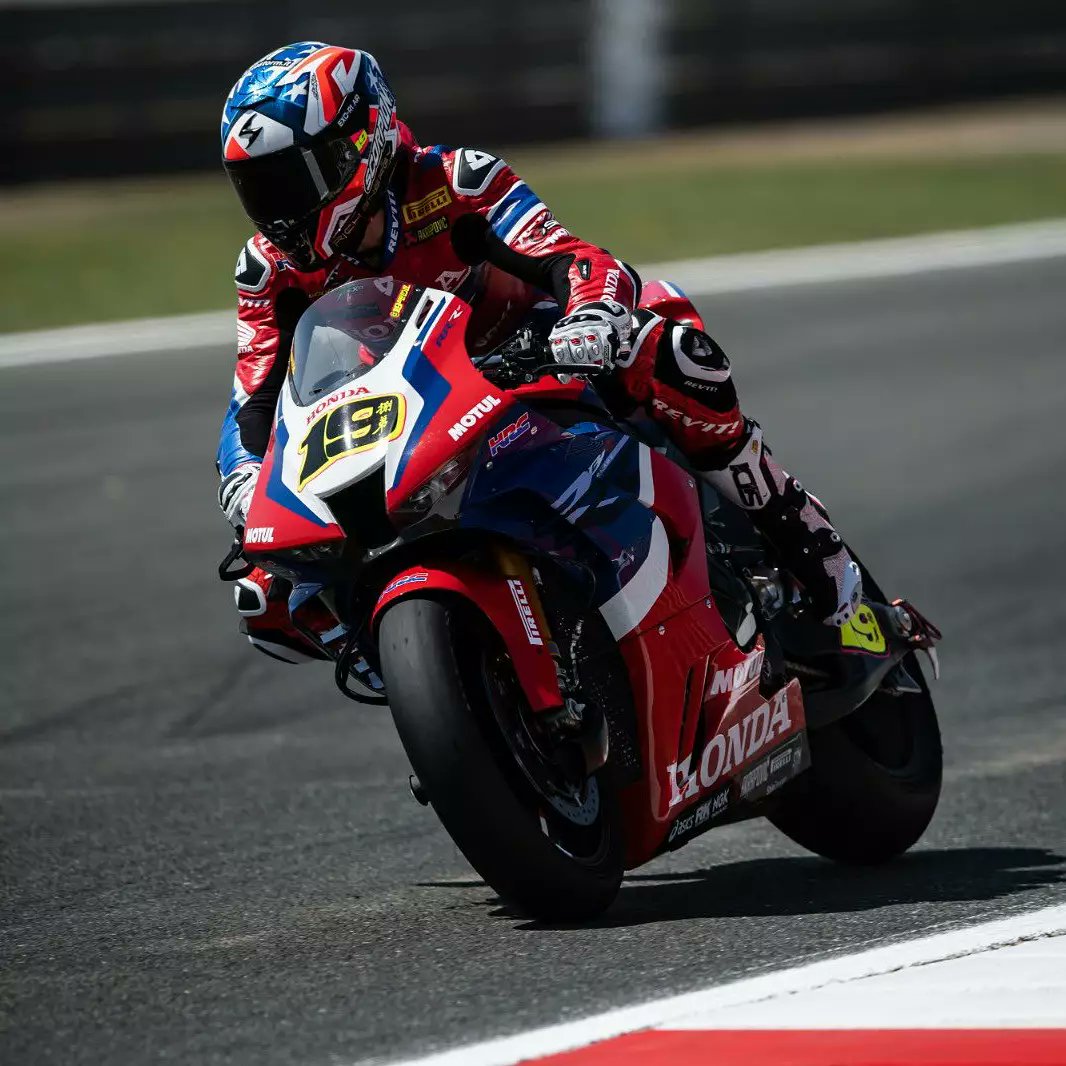 traspacar's tweet photo. Este fin de semana, el @WorldSBK visita el @Circuitcat_es 👏 Qué moto derivada de serie es la que te gusta más del campeonato? 
👉👉👉 Aquí, las favoritas al triunfo 😃🤩🍿
1. Yamaha YZF R1
2. Kawasaki ZX-10RR
3. Honda CBR1000 RR-R
4. Ducati PANIGALE V4 R
😍😍😍😍 https://t.co/So5dTpUfFh