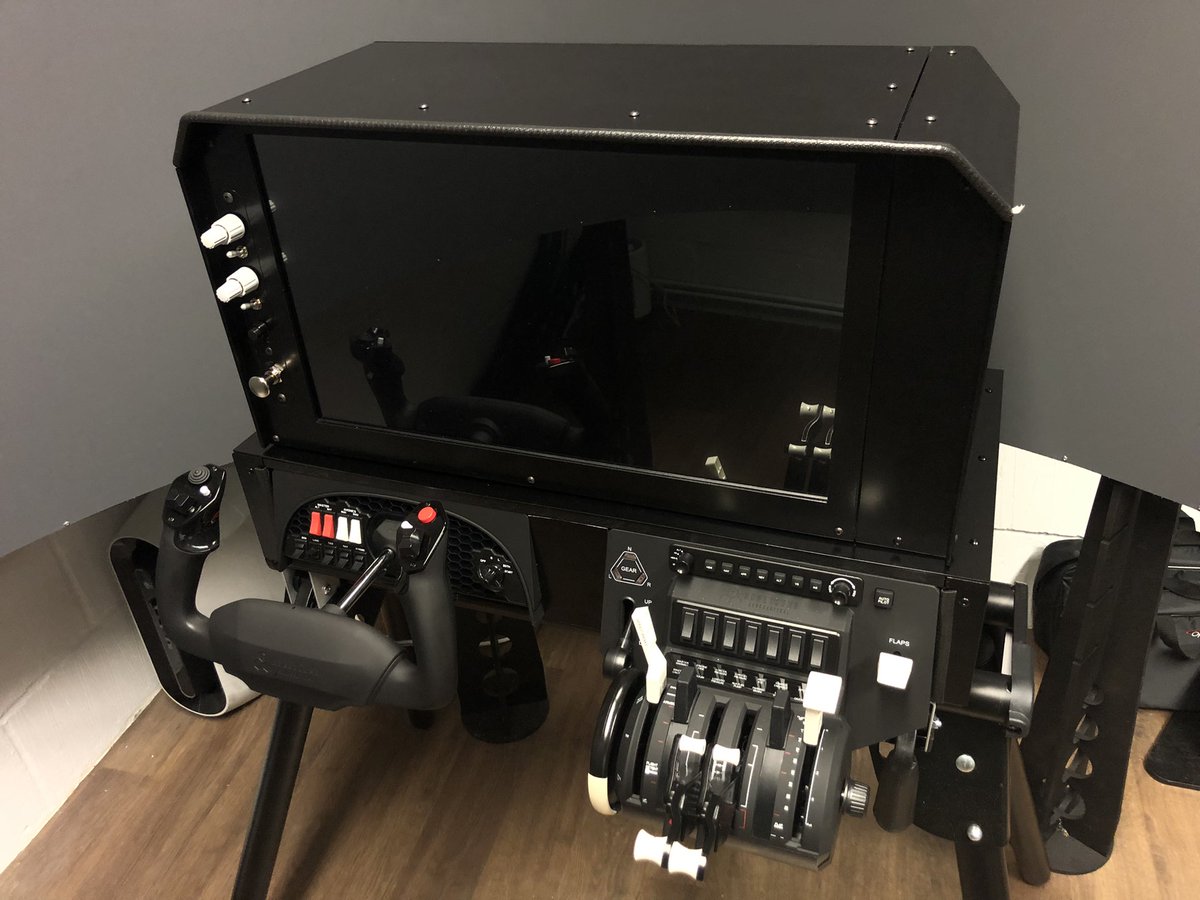 FSimulators's tweet image. Showing our New Honeycomb Flight Console with the addition of our Touchscreen Instrument Panel with programmable rotaries and switches.