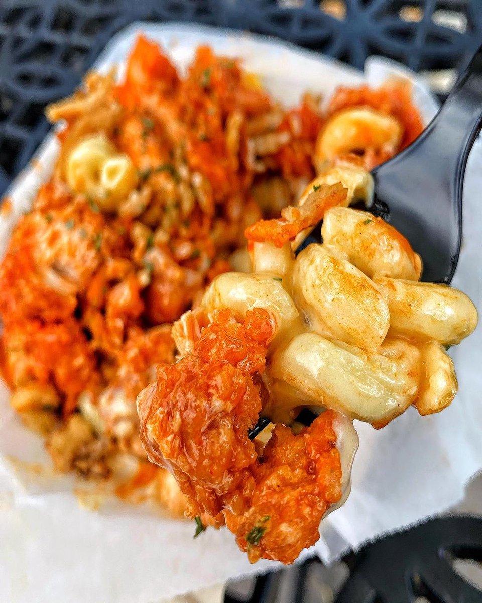 You can't deny that you want a bite of @GraterGrilledCheese's Loaded Buffalo Mac &amp; Cheese. 🍗🧀

Tag someone you would share this perfect dish with! 👇

📷<a href="/thedoubleeaterz/">Christine Ng</a>