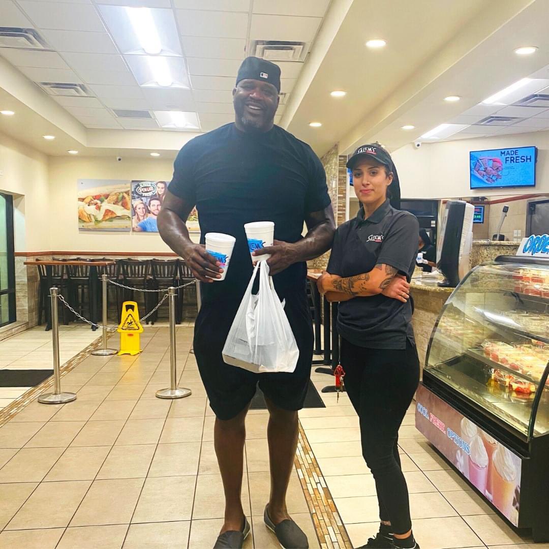 HennGriffey813's tweet photo. Damn Shaq done went to Gyro’s!!!!! He would go to the Brandon one though lol https://t.co/gJFaQv4pcc