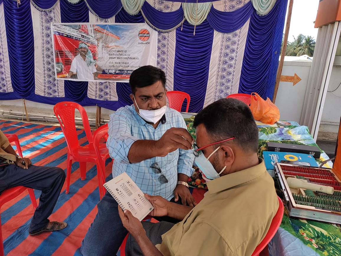 IOCLMangaloredo's tweet photo. #Driversday celebrations at M/s PADMASHIVA ENTERPRISES, Mangalore DO with Free eye checkup camp.
#XTRAPOWER #IndianOil #HappyDriversDay #DriversDay2021
@IndianOilcl
@IndianOil_Highw
@IOCRetail
@LIndianoil
@ndeepmathur
@tpalanikumarioc
@karnataka_ioc https://t.co/DBq5NHmCbY