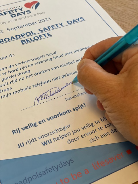 Heb jij de belofte van de #roadpolsafetydays al getekend om veilig te rijden (via.nl/files/nl-NL/92…)? 

Doe dit vandaag nog en plaats je foto op Twitter. Vermeld <a href="/via_nl/">VIA</a> en maak kans op een alcoholvrij borrelpakket!