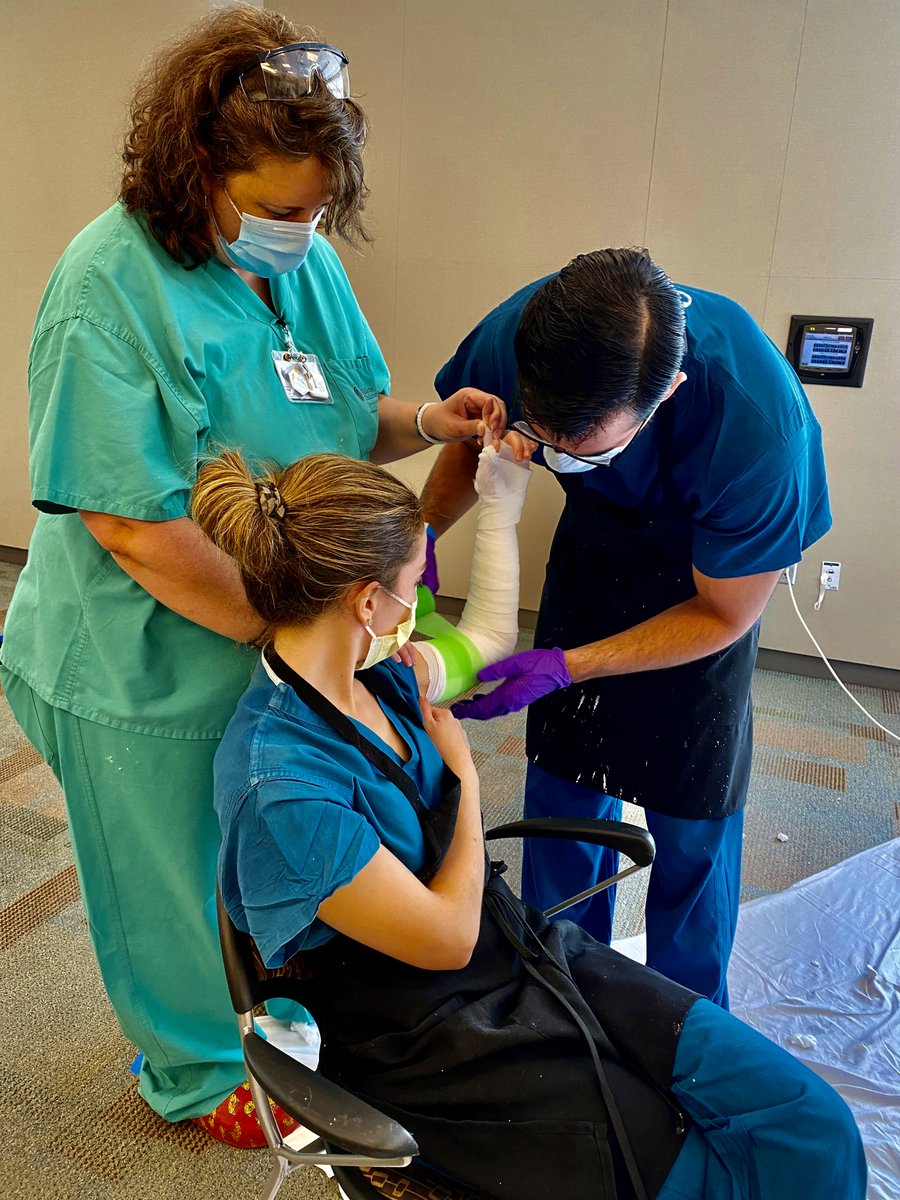 Our PGY-1 Residents casting and splinting during G1 Skills Week! 🦴 

#umnorthosurg #orthoresidency #orthotwitter