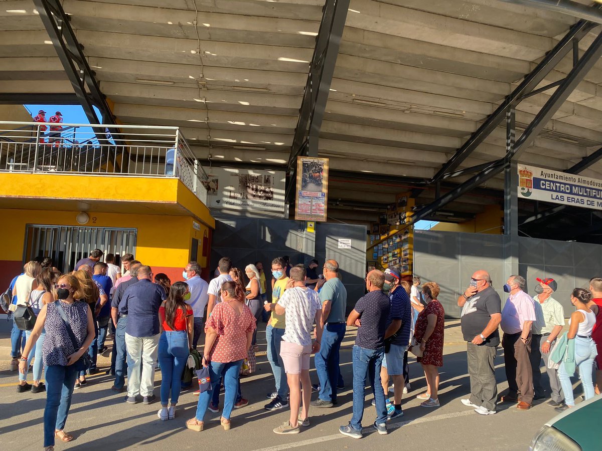 torosalmodovarc's tweet photo. 📸 Ambientazo para el festejo de 🐂 recortadores que ha abierto esta tarde la Feria de Almodóvar del Campo

#UnaFeriaDeAltura https://t.co/BUILChjKgn