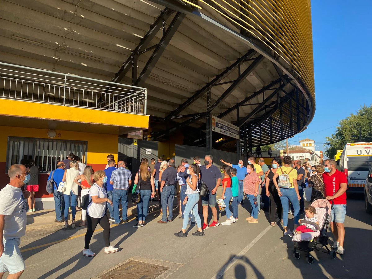 torosalmodovarc's tweet photo. 📸 Ambientazo para el festejo de 🐂 recortadores que ha abierto esta tarde la Feria de Almodóvar del Campo

#UnaFeriaDeAltura https://t.co/BUILChjKgn