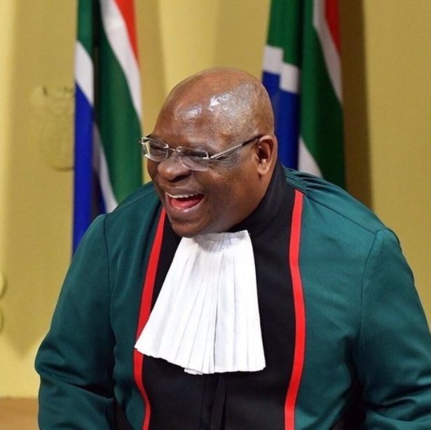ShabsMshengu's tweet image. DCJ Zondo.

You better respect this man.
Nkandla tsotsi learnt his lesson.