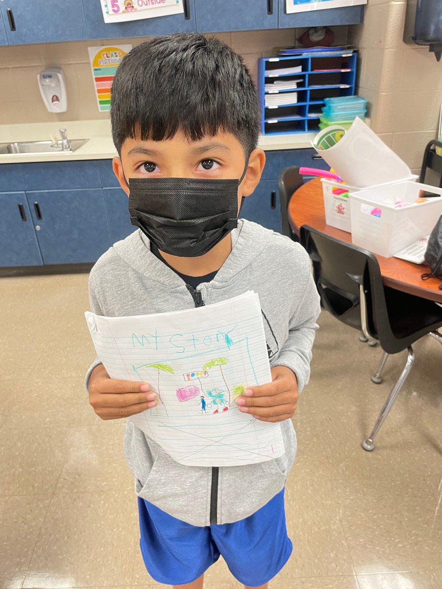 msashtonwillia1's tweet photo. One student got so inspired from journal writing that he created his own story! @ekmommy came up with the idea to introduce him as our new author! He got to read his book to the class and it has inspired so many in our class to write their own books!! Look at them🥰 @MabletonES https://t.co/fpJzZtzw1Q