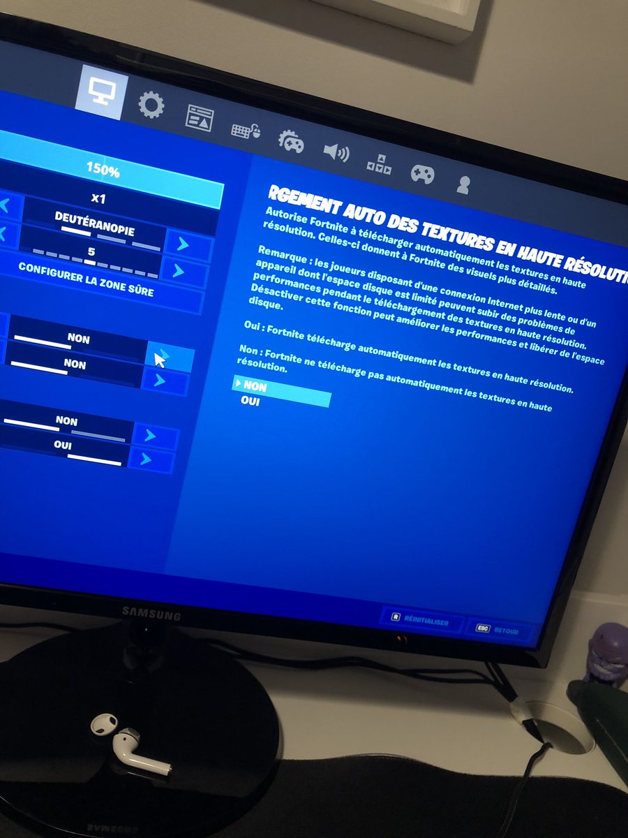 DokkanFTN's tweet photo. @FortniteFR Quelqu’un pourrait me dire à quoi sert ce paramètre je l’ai mis sur non mais le jeu n’a pas changé est ce normal ? https://t.co/VOiVpQMB3v
