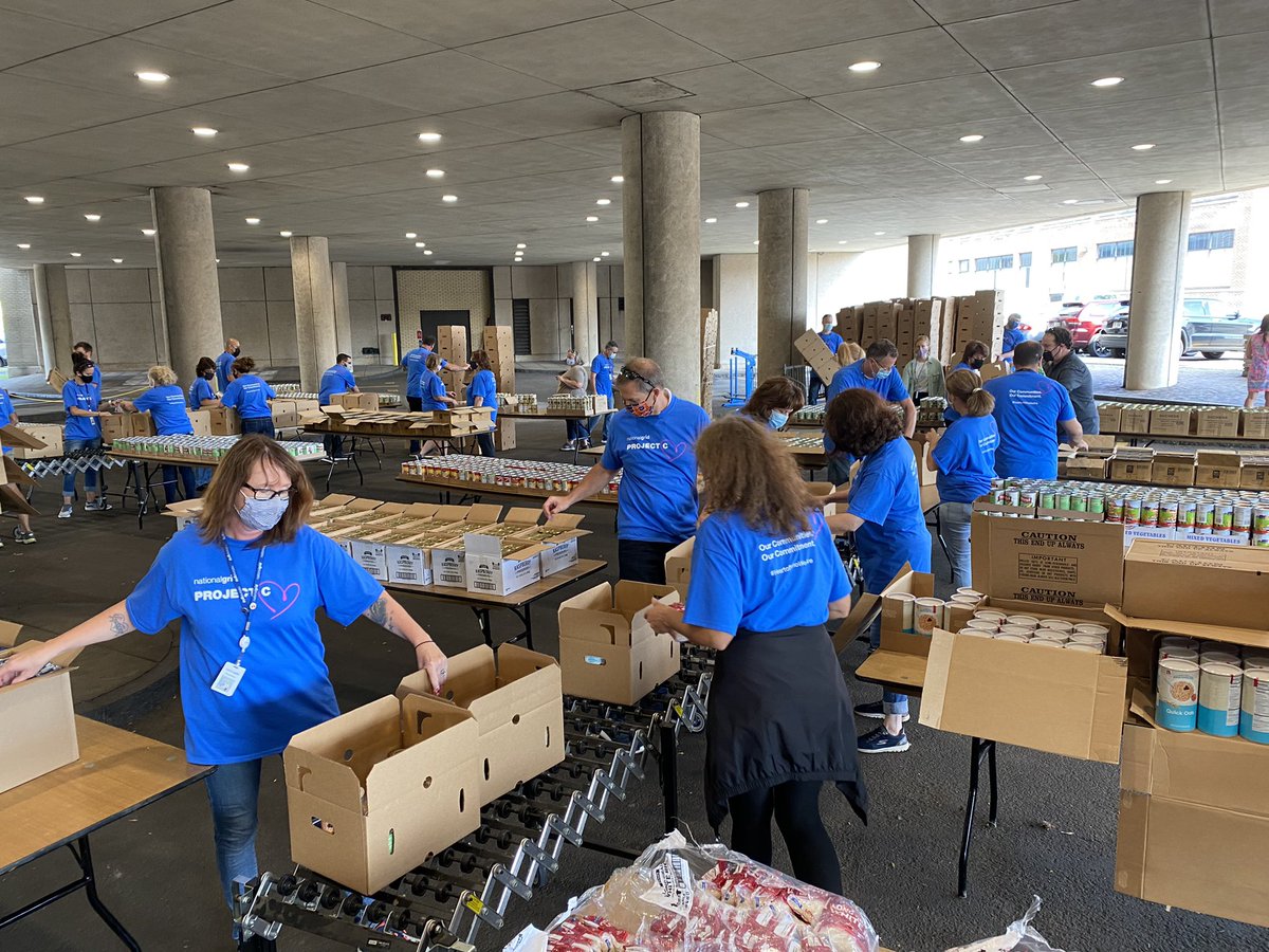 nationalgridus's tweet photo. 1,000+ of our employees are giving back to the communities we serve today to celebrate a Day of Service across New York. From weeding @BrooklynBotanic to packaging food @FoodBankofCNY, we're proud to see our teams come together &amp; #StandForC. #NGProjectC #HeartOfWhoWeAre https://t.co/GWicx4srUW