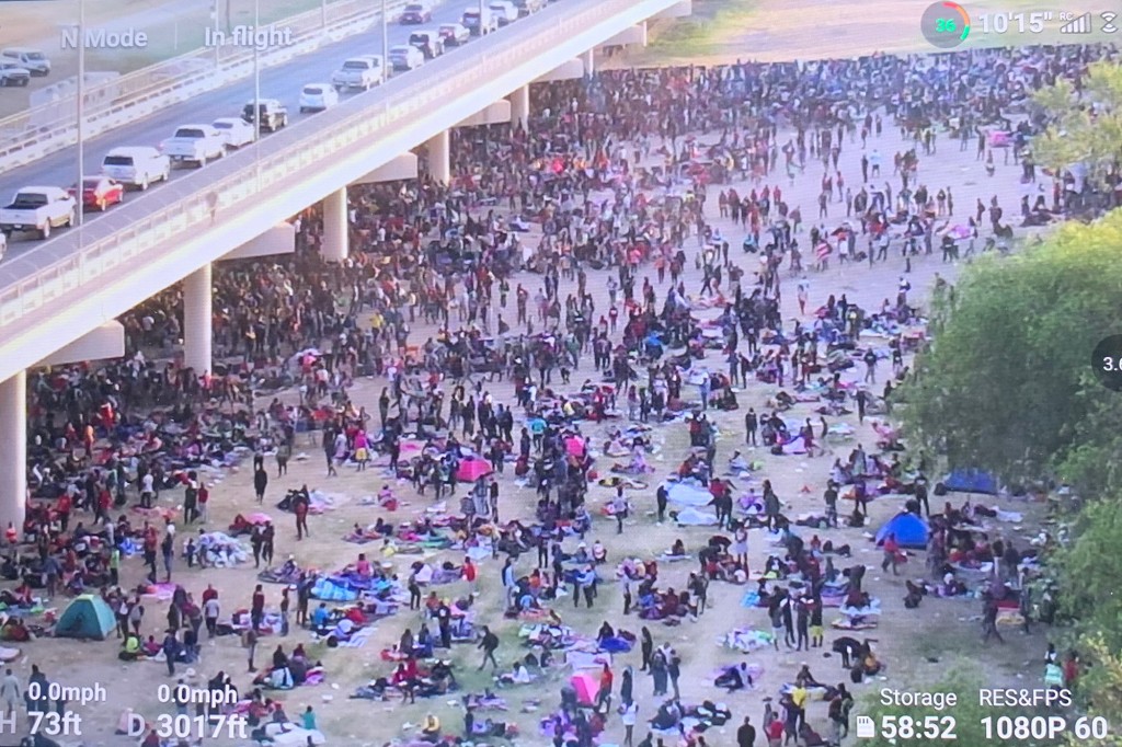 nypost's tweet photo. Footage shows hundreds of illegal migrants streaming across border into Texas https://t.co/qjEDipPcmM https://t.co/RvZmaR0vQV