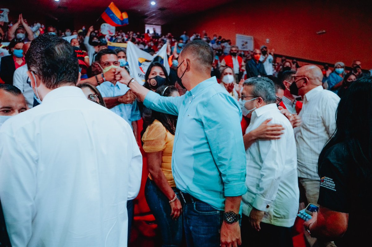 Omar_PrietoPSUV's tweet image. Bienvenido hermano ministro @cesartrompizve Te recibimos con alegría y listos para el trabajo, llenos de compromiso y convicción, para fortalecer la conciencia de nuestra comunidad universitaria con el taller “ Docencia y Liderazgo” en Cabimas.

Para nosotros #CadaZulianoCuenta